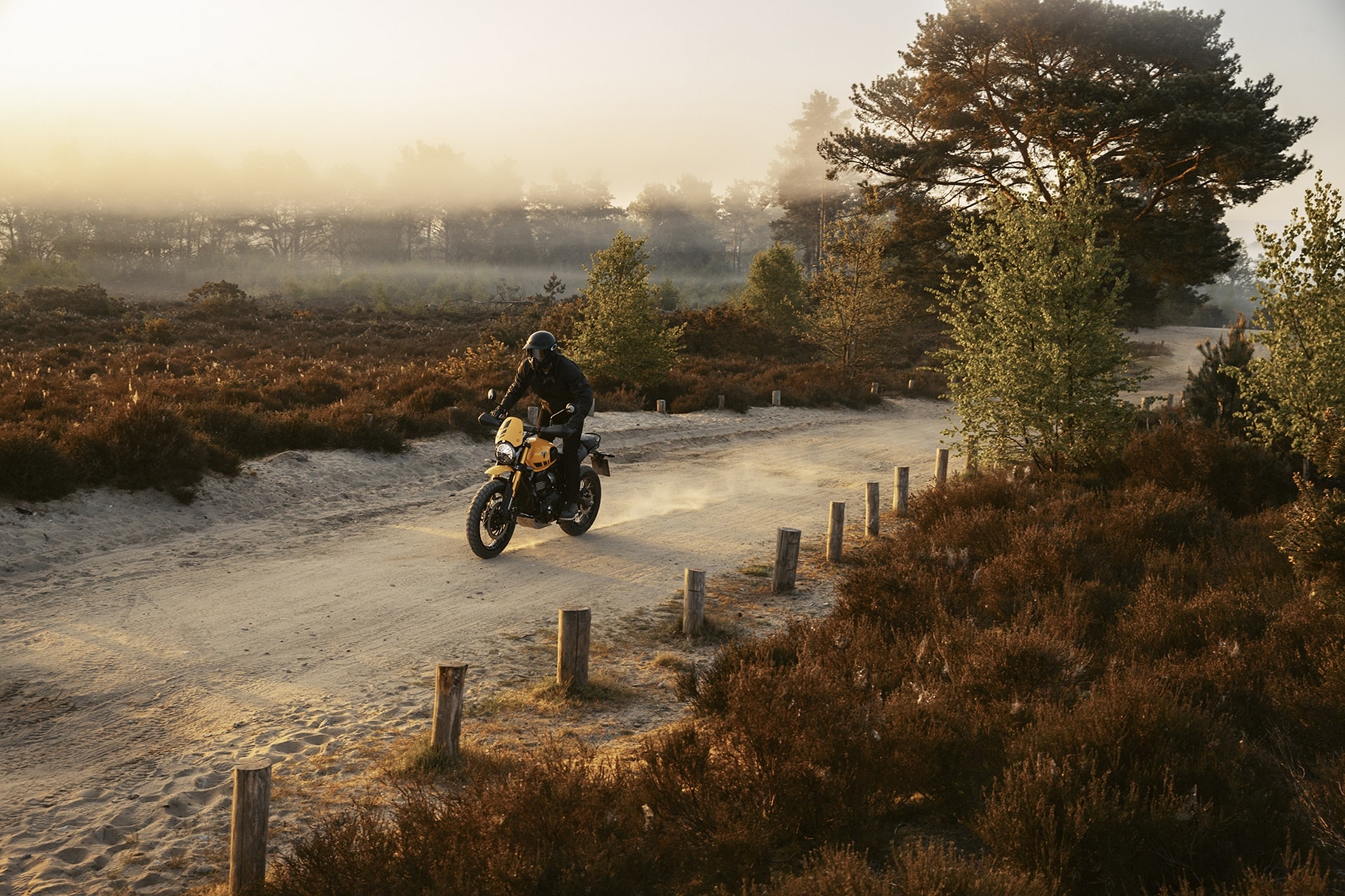 Triumph confirma la llegada de su nueva Scrambler 400 XC a los concesionarios europeos