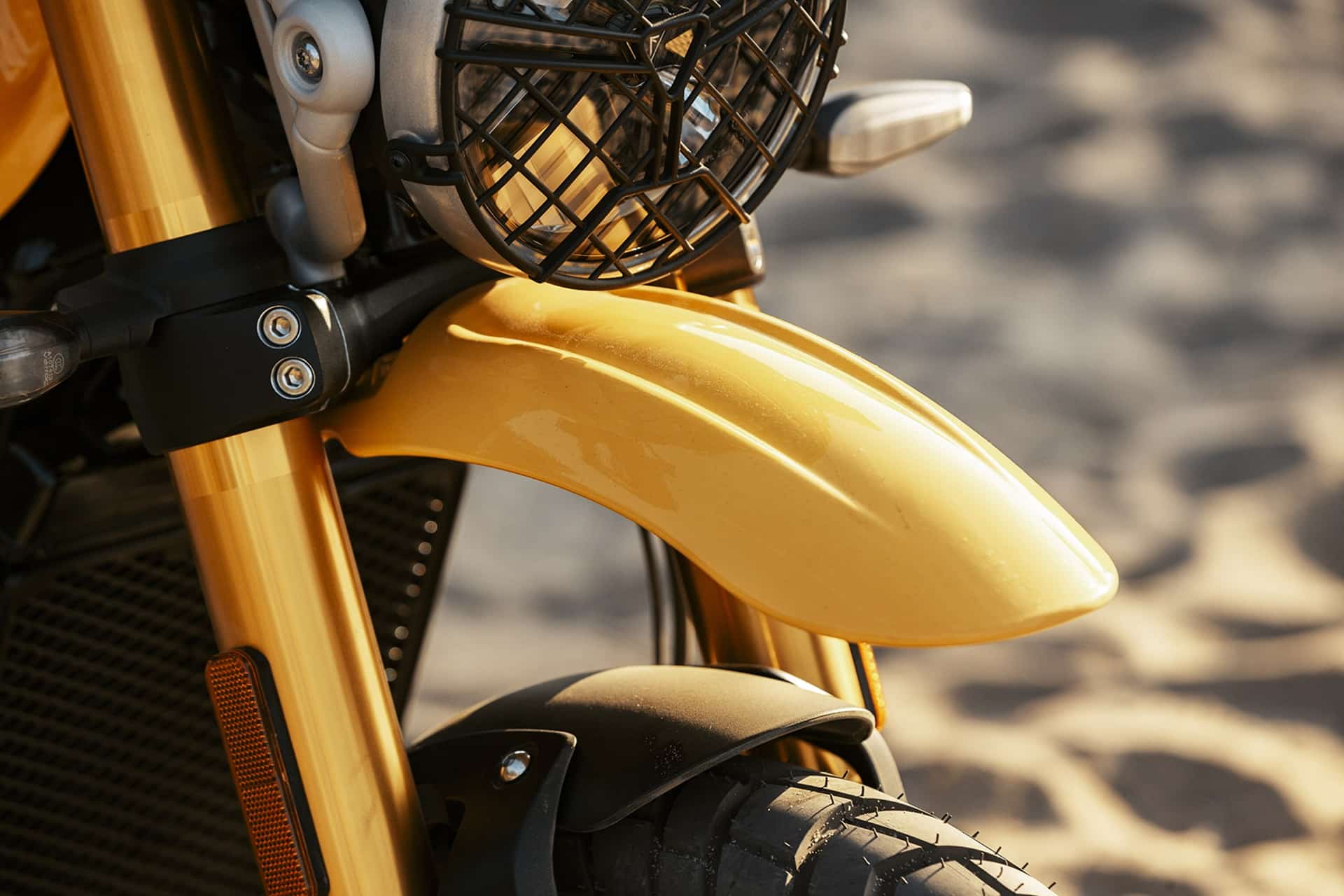 Triumph confirma la llegada de su nueva Scrambler 400 XC a los concesionarios europeos