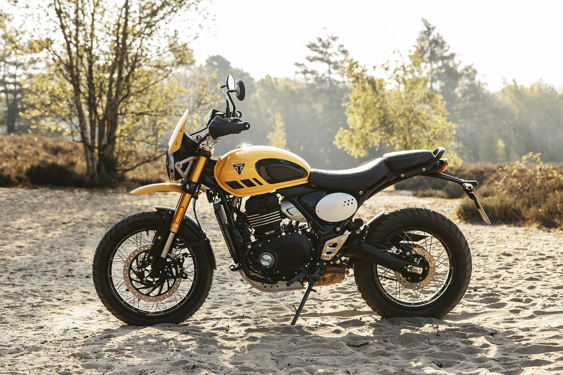 Triumph confirma la llegada de su nueva Scrambler 400 XC a los concesionarios europeos