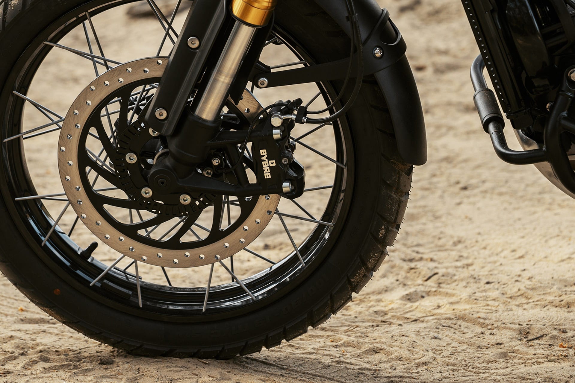 Triumph confirma la llegada de su nueva Scrambler 400 XC a los concesionarios europeos