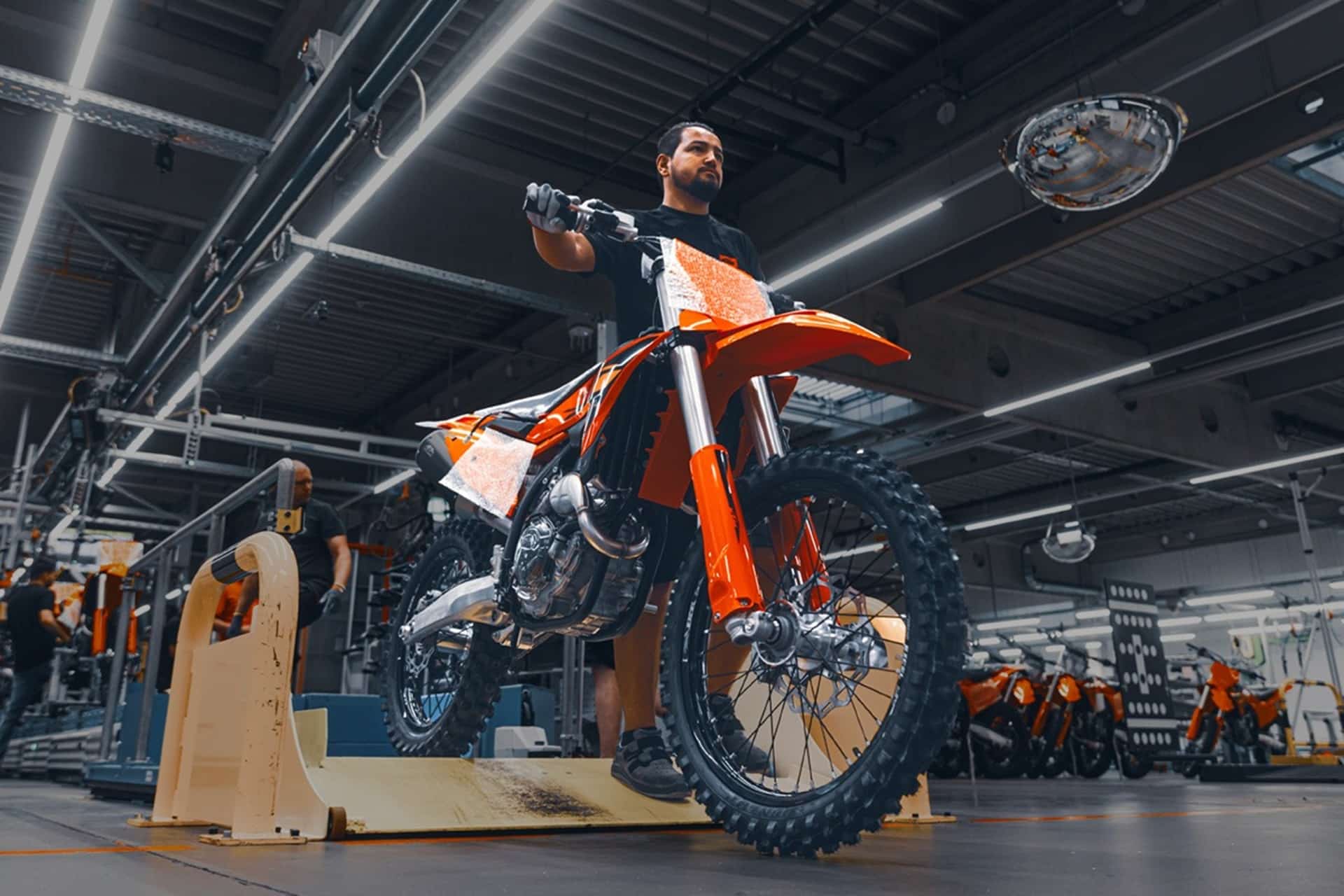 KTM AG reanuda la producción en sus cuatro líneas de Mattighofen y Munderfing