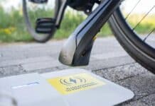 ¿Carga inalámbrica y pública para motos eléctricas? Ya la hay para bicicletas