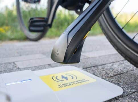 ¿Carga inalámbrica y pública para motos eléctricas? Ya la hay para bicicletas