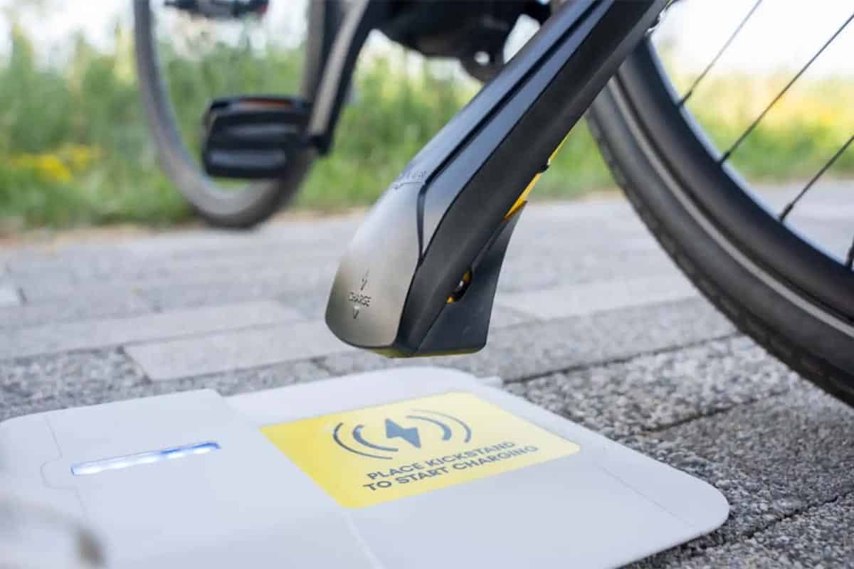 ¿Carga inalámbrica y pública para motos eléctricas? Ya la hay para bicicletas