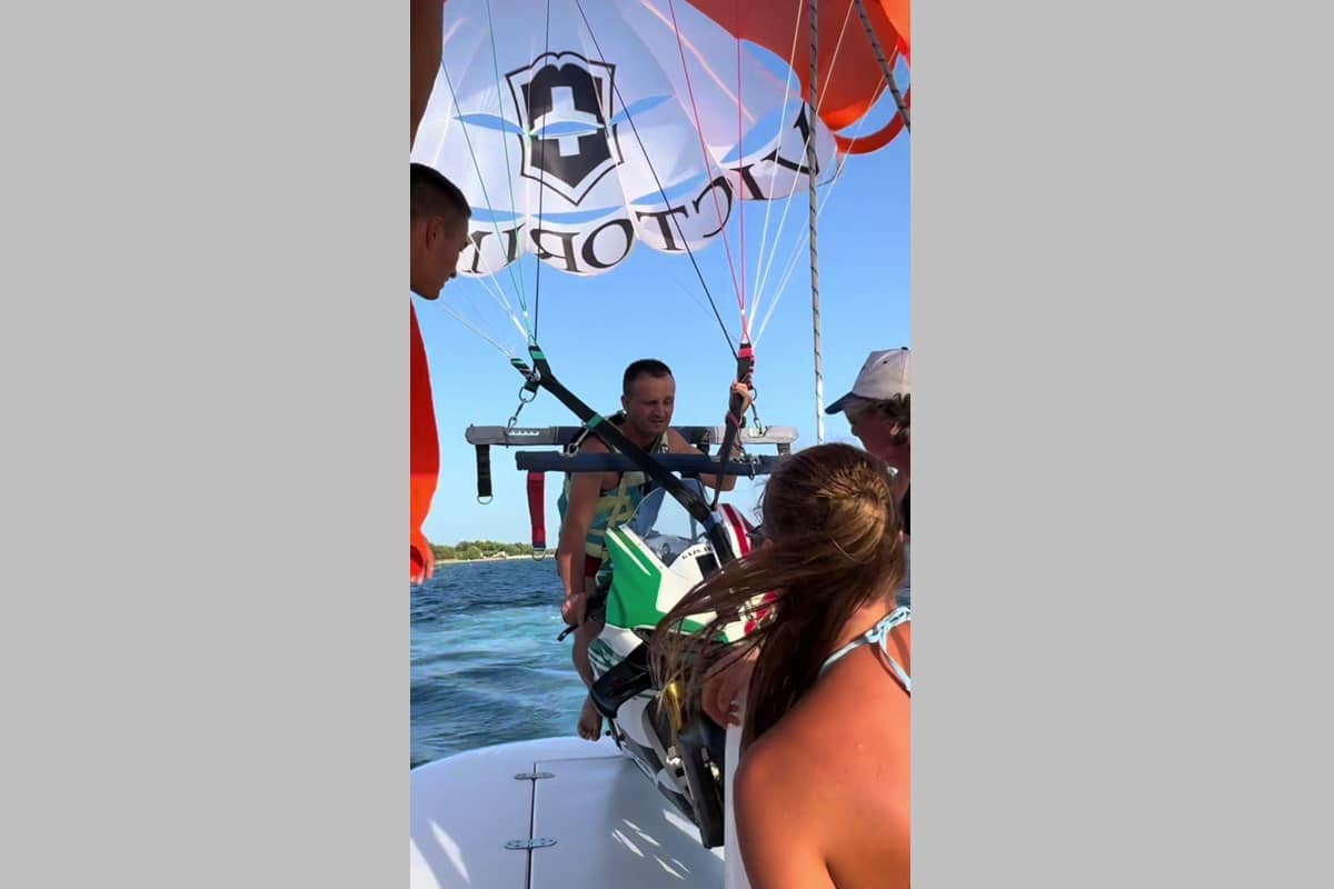 Parasailing en una Panigale V4 Tricolore: “¡Me sobra el dinero!”