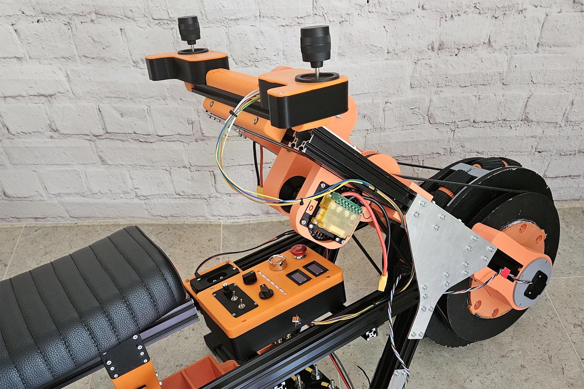 La moto lleva dos joysticks para manejarse