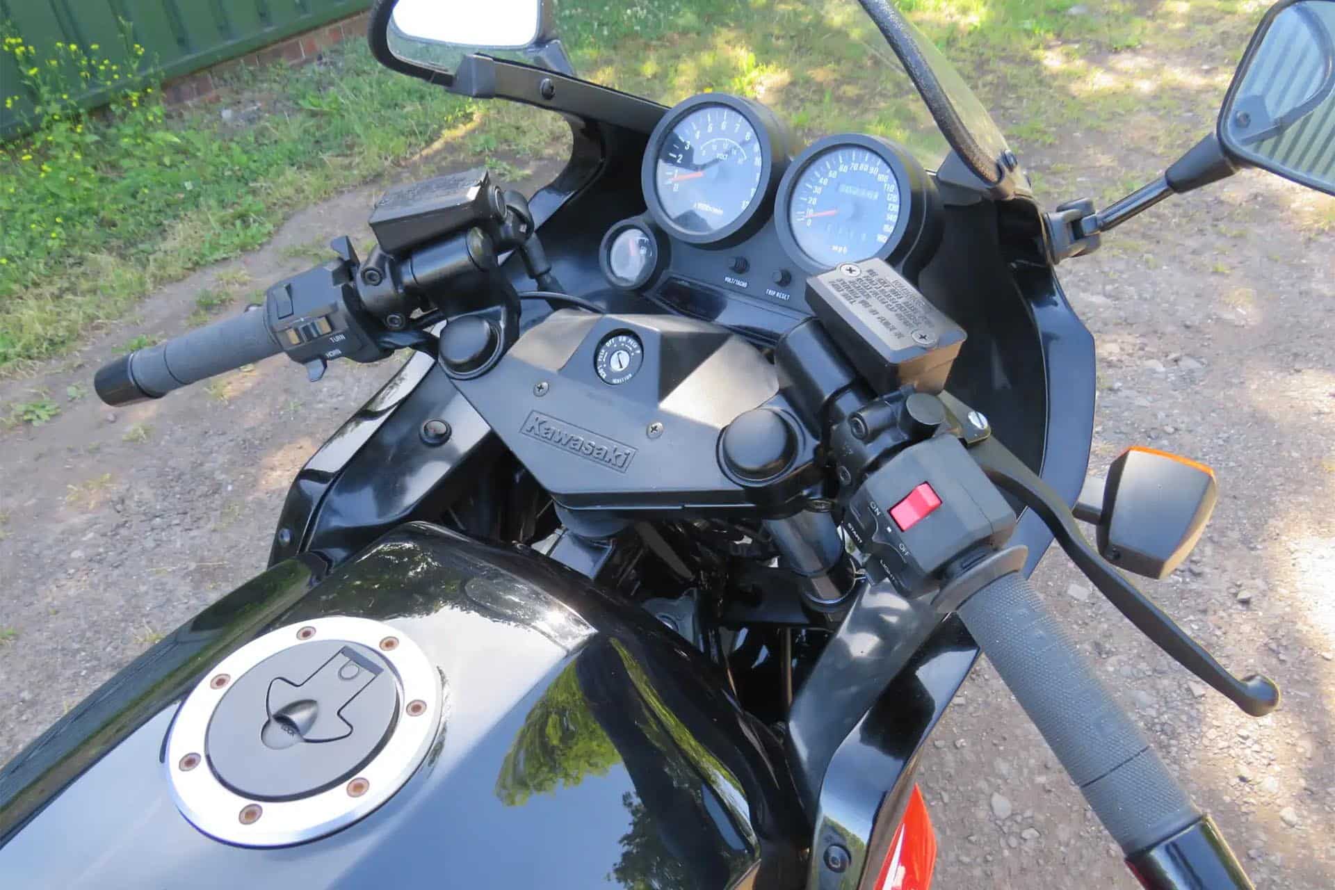 Con pegatinas o no, es toda una moto de colección
