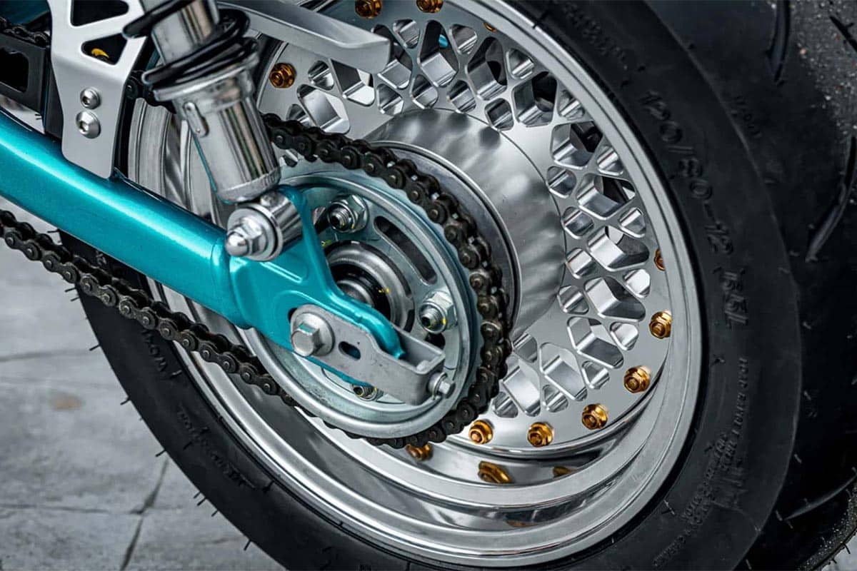 El basculante azul, las llantas de aluminio opcional… todo incrementa el precio