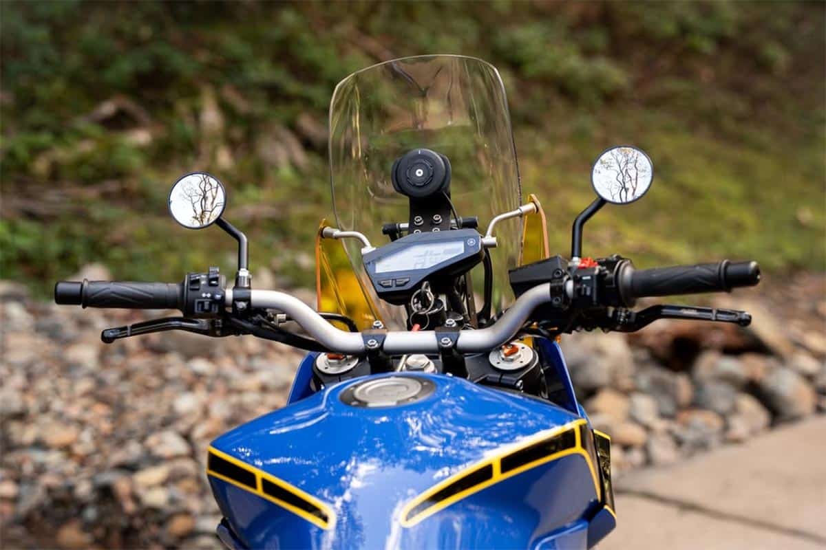Está llena de detalles que indican que no es una moto de exposición, sino de acción