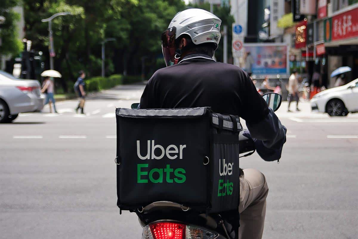 Uber y Vmoto se alían para electrificar el reparto en Europa