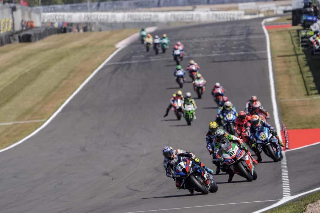 Superbike Donington 2025: Toprak le da la vuelta a la tortilla, nuevo triplete y se pone líder