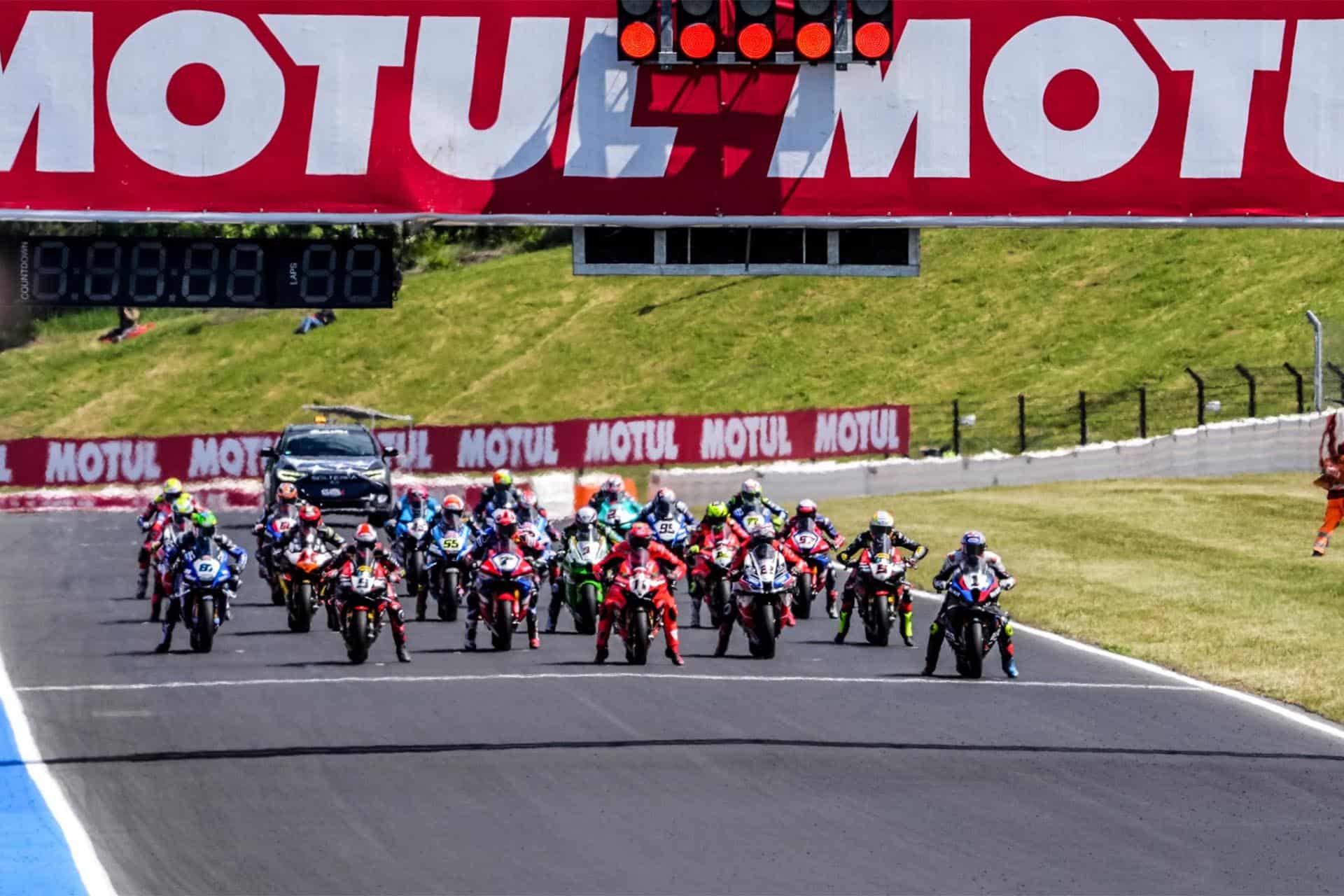 Por ahora no parece haber nadie en parrilla capaz de plantar cara a Bulega y Razgatlioglu