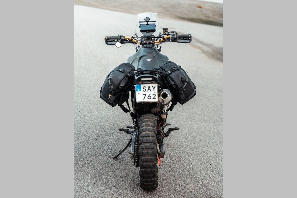 Kriega viste a esta Honda NX650 Rally con su gama de accesorios OS-Base Adventure