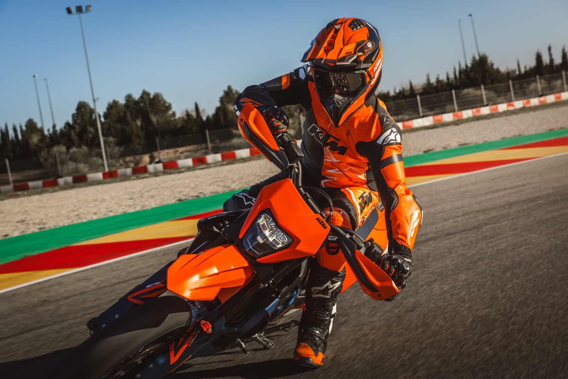 KTM presenta oficialmente sus nuevas 690 Enduro R y 690 SMC R 2026