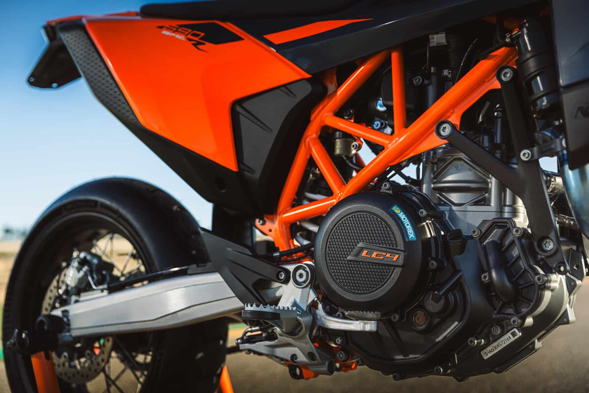 KTM presenta oficialmente sus nuevas 690 Enduro R y 690 SMC R 2026