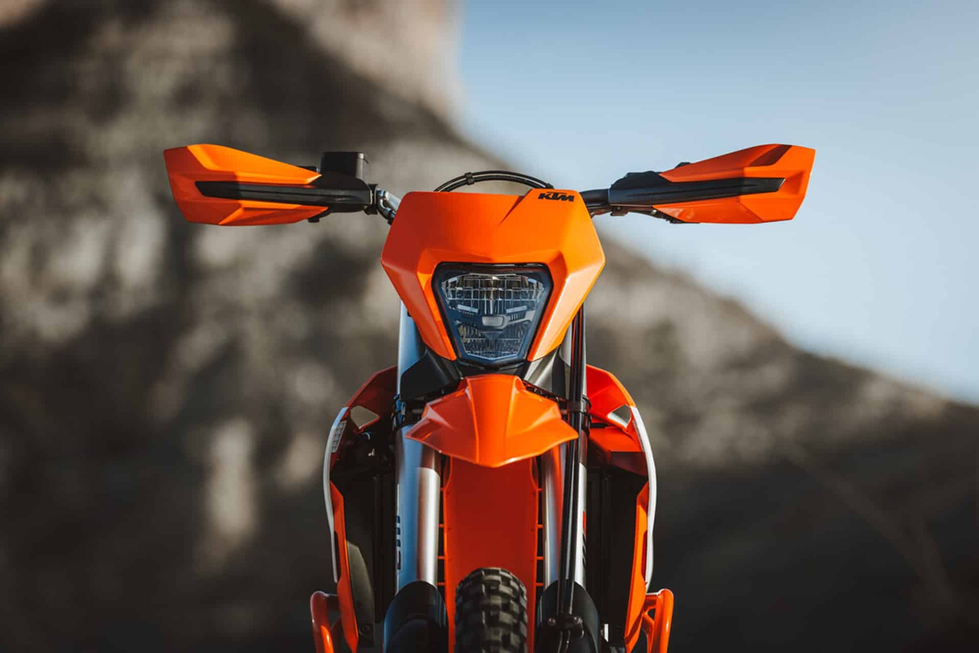 KTM presenta oficialmente sus nuevas 690 Enduro R y 690 SMC R 2026