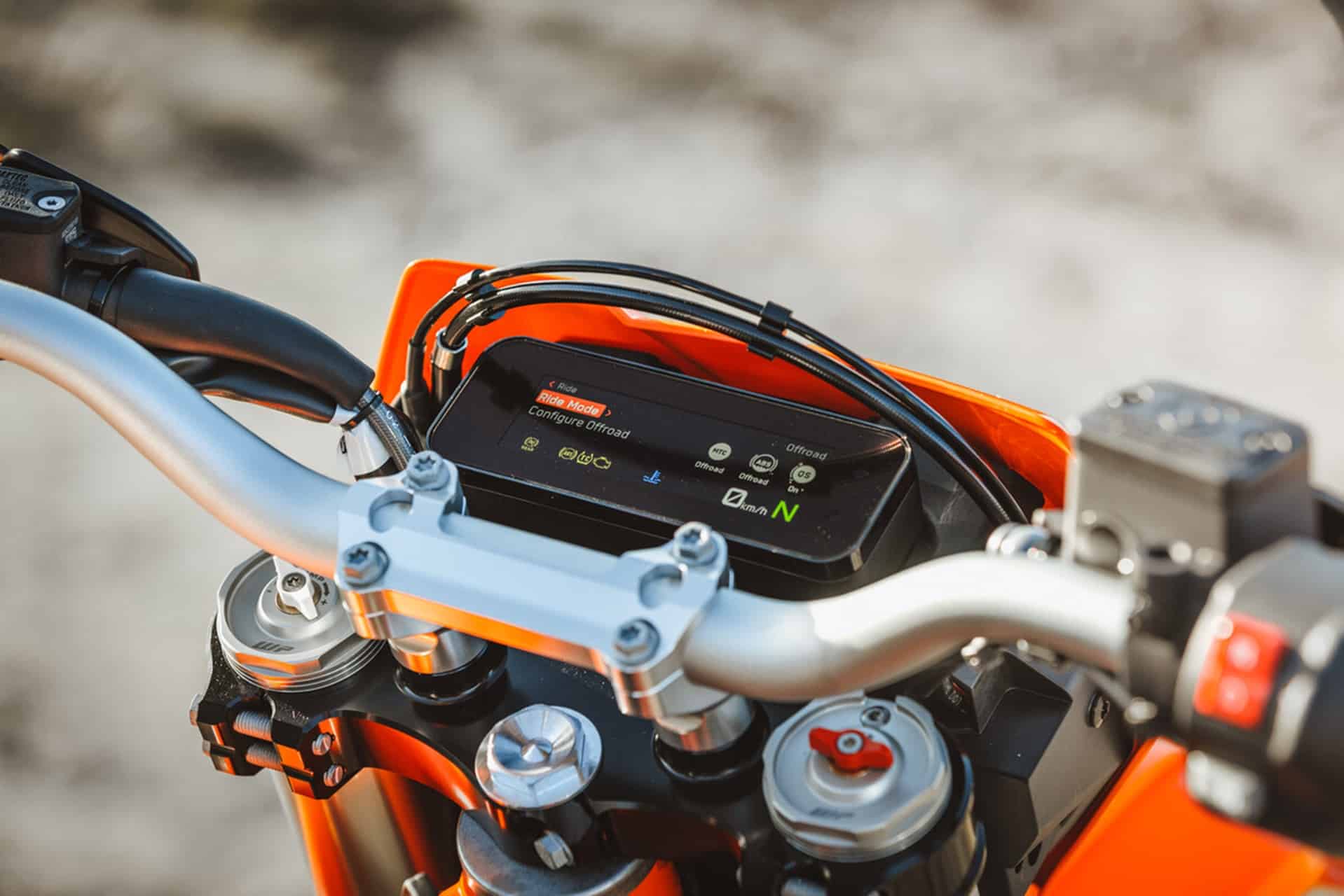 KTM presenta oficialmente sus nuevas 690 Enduro R y 690 SMC R 2026