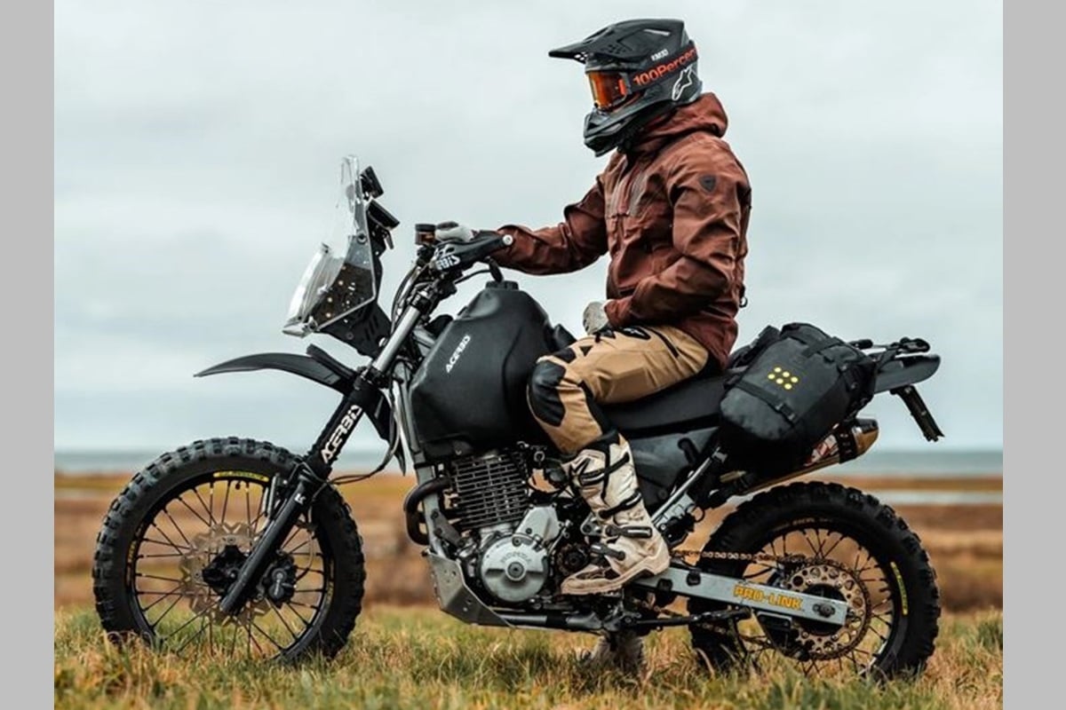 Kriega viste a esta Honda NX650 Rally con su gama de accesorios OS-Base Adventure