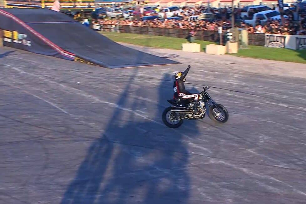 Colby Raha Crash Colby Raha se marca un salto de más de 60 metros con una Harley y vive ...