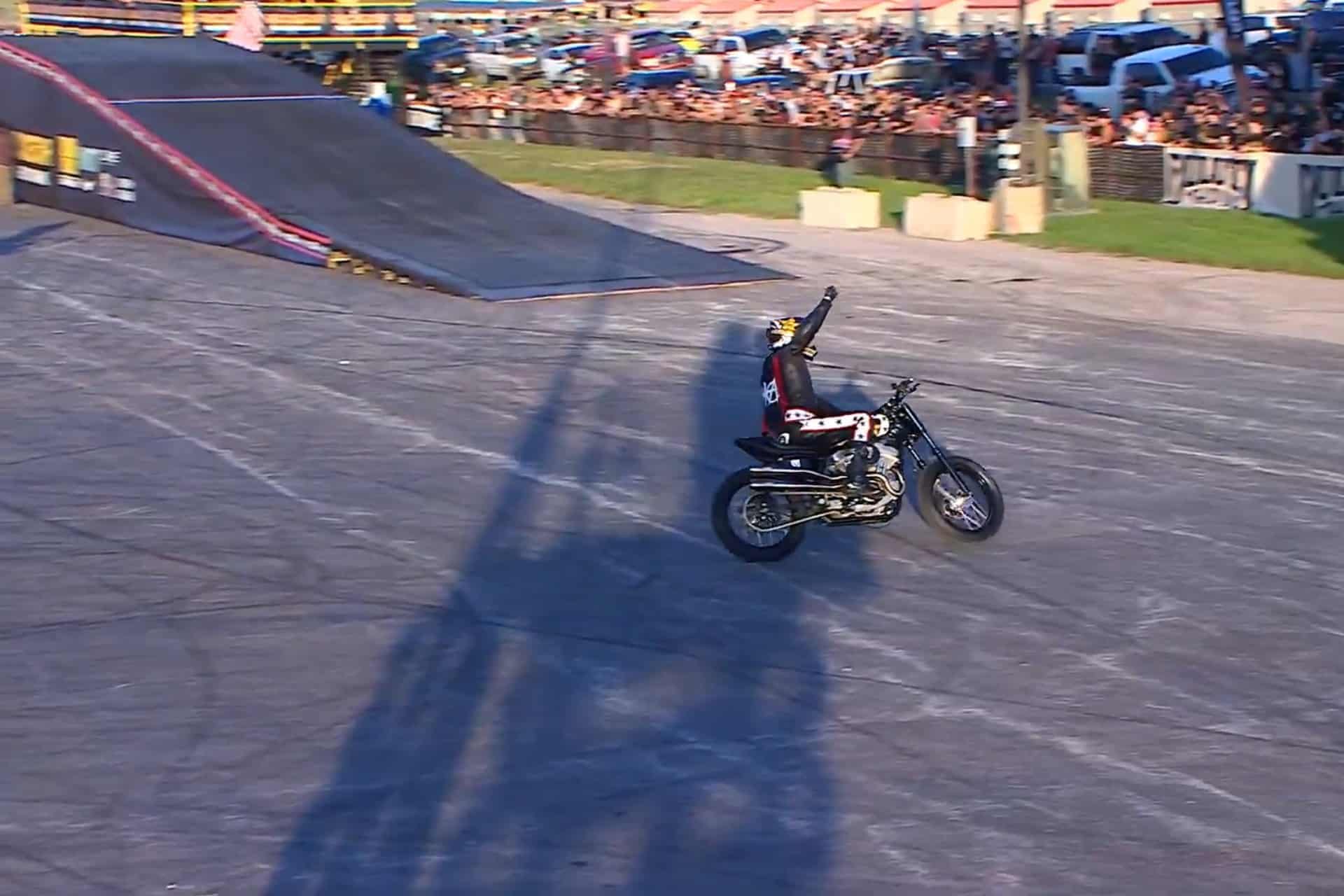 Colby Raha se marca un salto de más de 60 metros con una Harley y vive para  contarlo