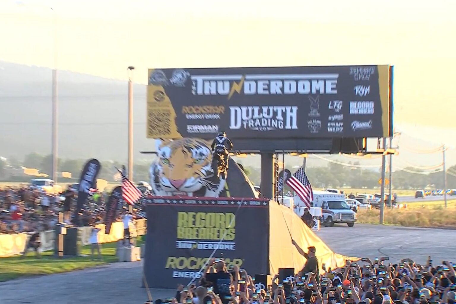 Colby Raha se marca un salto de más de 60 metros con una Harley y vive ...