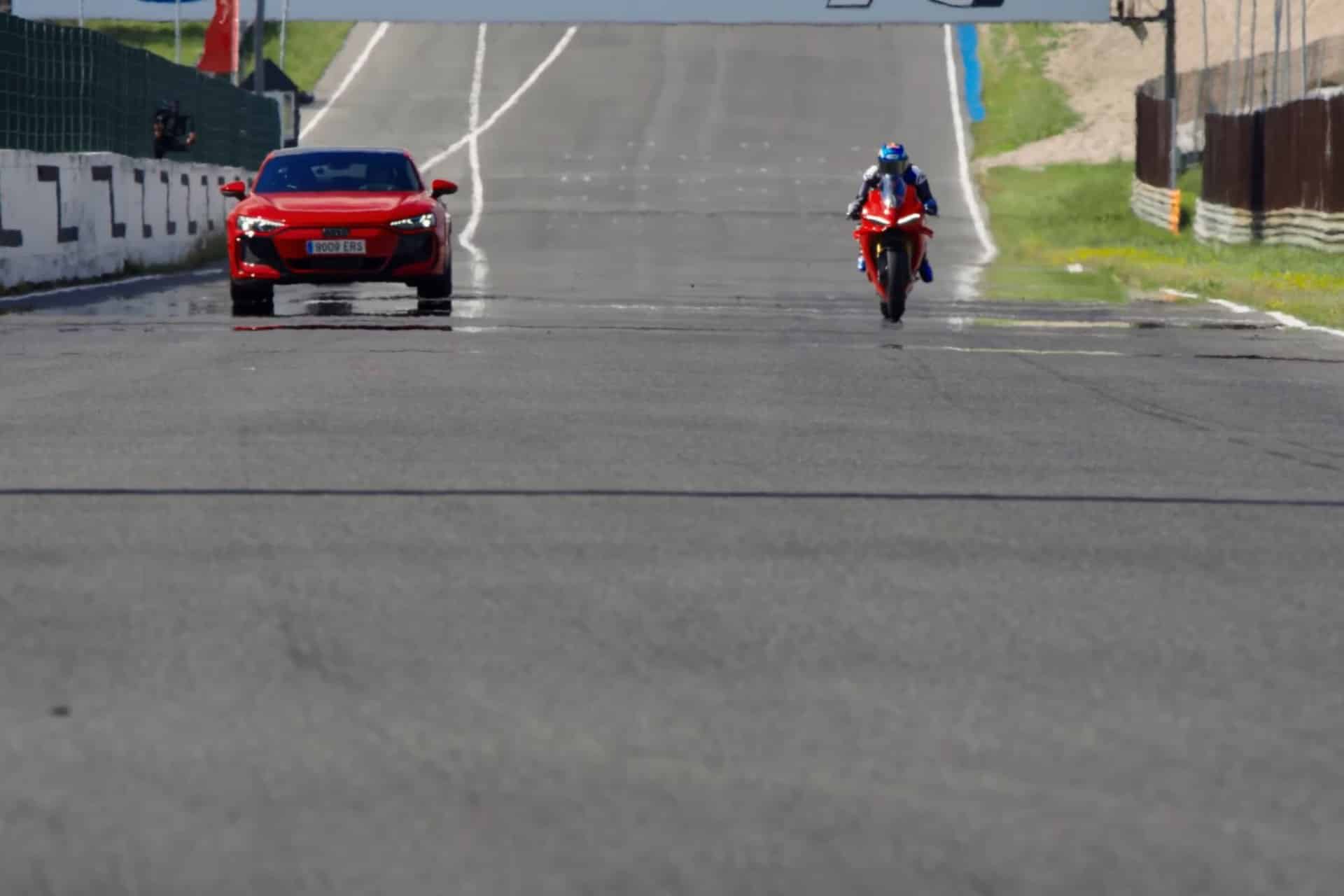 Marc y Alex Márquez Ducati Panigale V4 S y Audi RS e-tron GT
