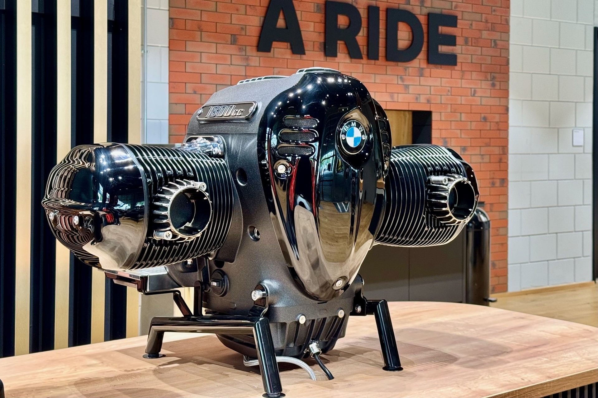 Big Coffee Boxer: La cafetera de diseño destinada a los entusiastas de las motos y amantes del espresso