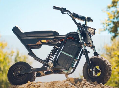 Wheelie Fun Bike, la minimoto eléctrica con sistema “Pro-Wheelie” que se activa desde un botón en el manillar