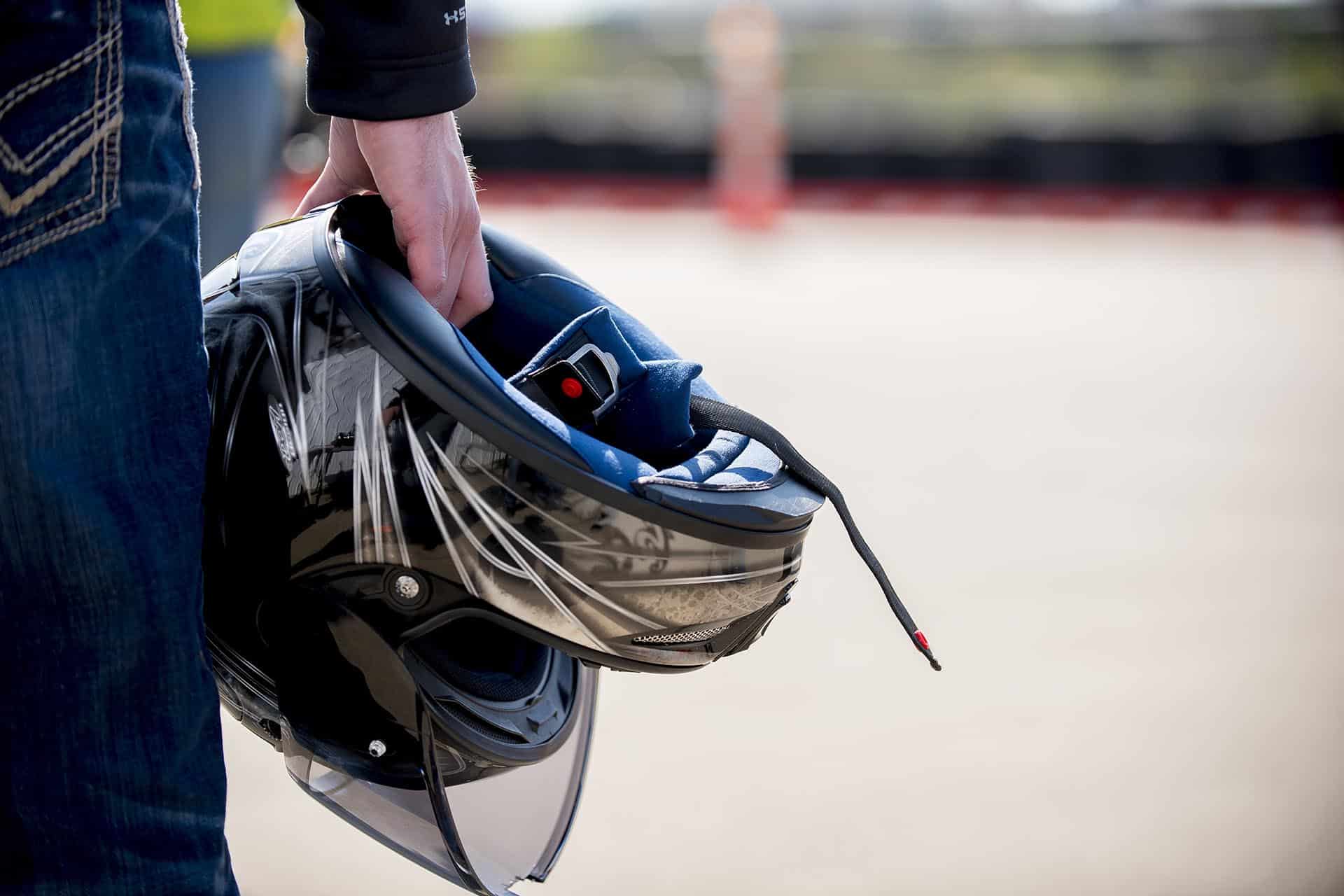 Llevar el casco sin ajustar correctamente te pone en riesgo