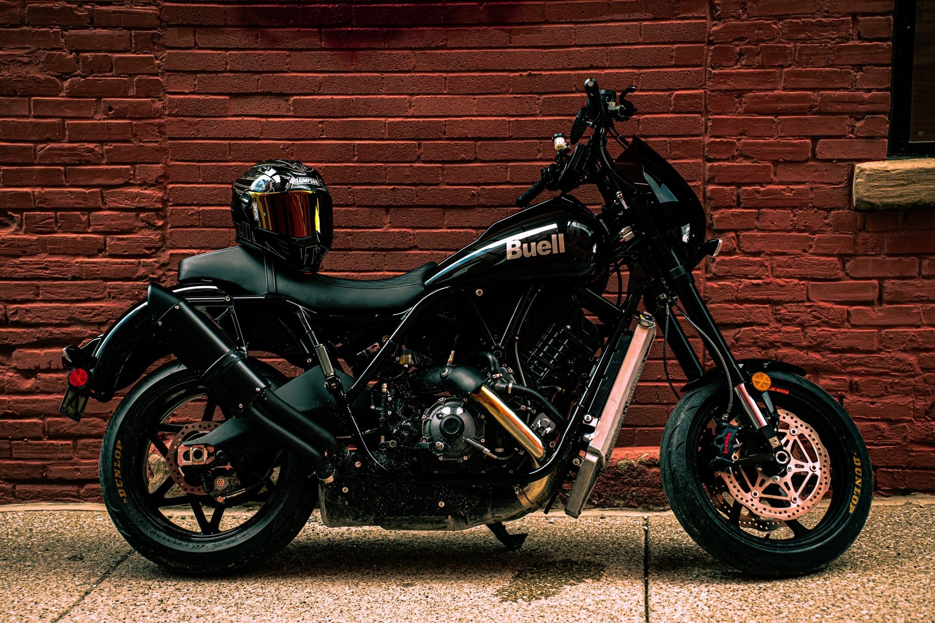 Simpson x Buell: La marca yanqui no solo estrena nueva gama de motocicletas, también su propio modelo de casco