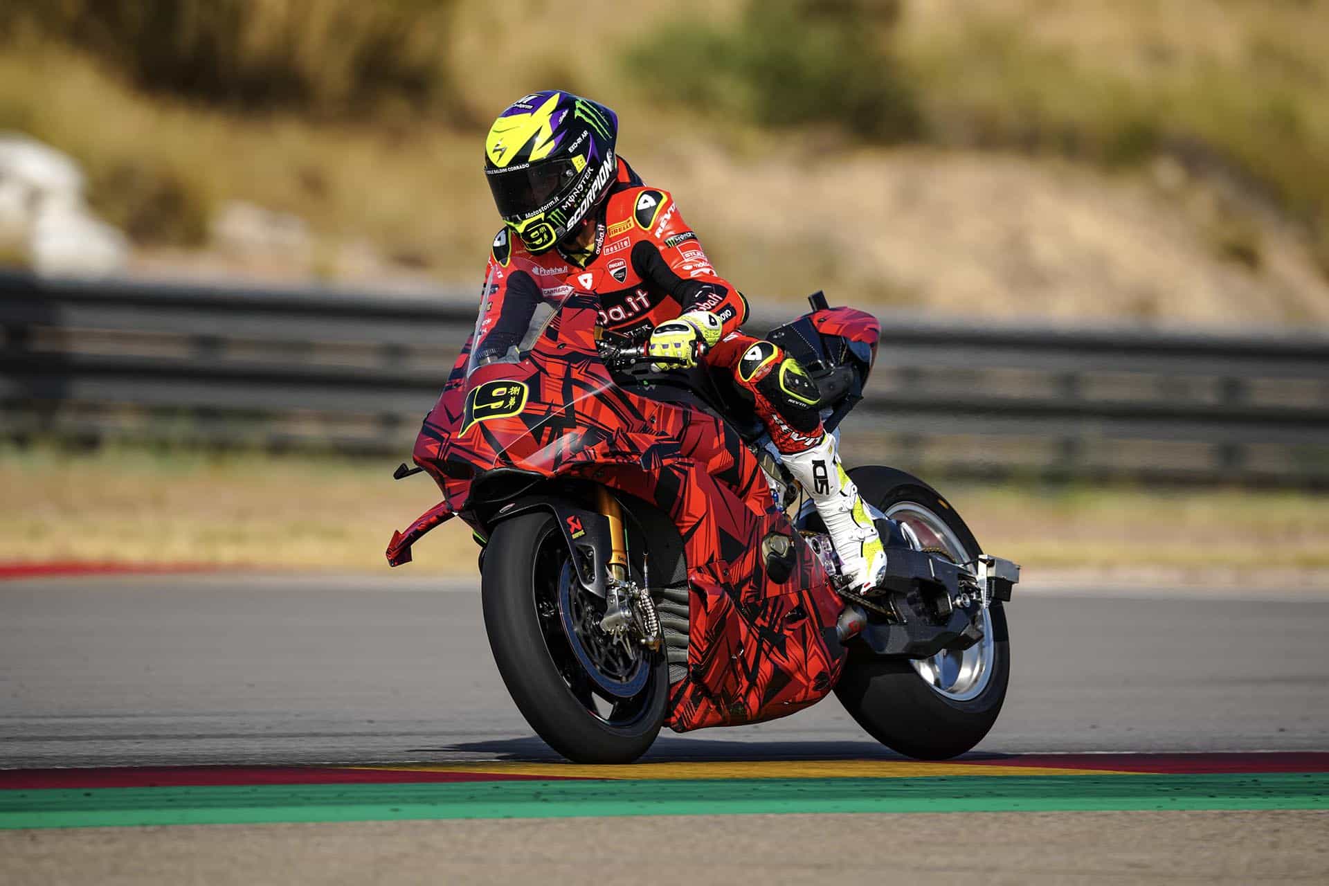 Bautista ya está probando la nueva Panigale en Aragón