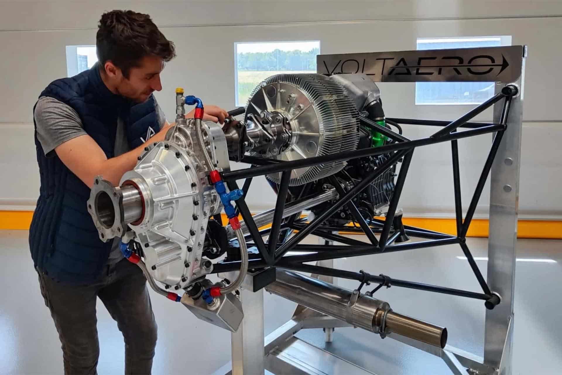 La hélice la mueve un motor eléctrico, no el de la moto