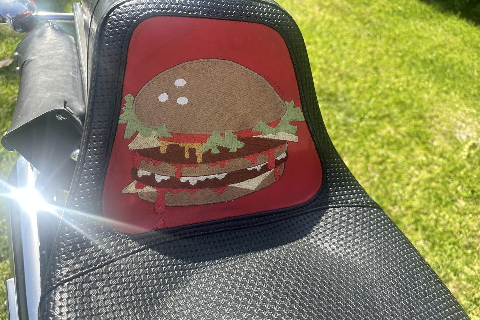 La hamburguesa en el asiento es otro de los toques de personalidad que tiene la moto