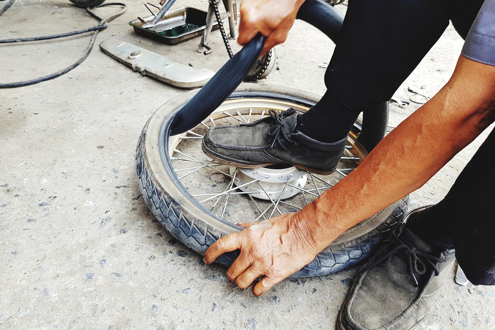 Reparar un pinchazo siempre viene mal