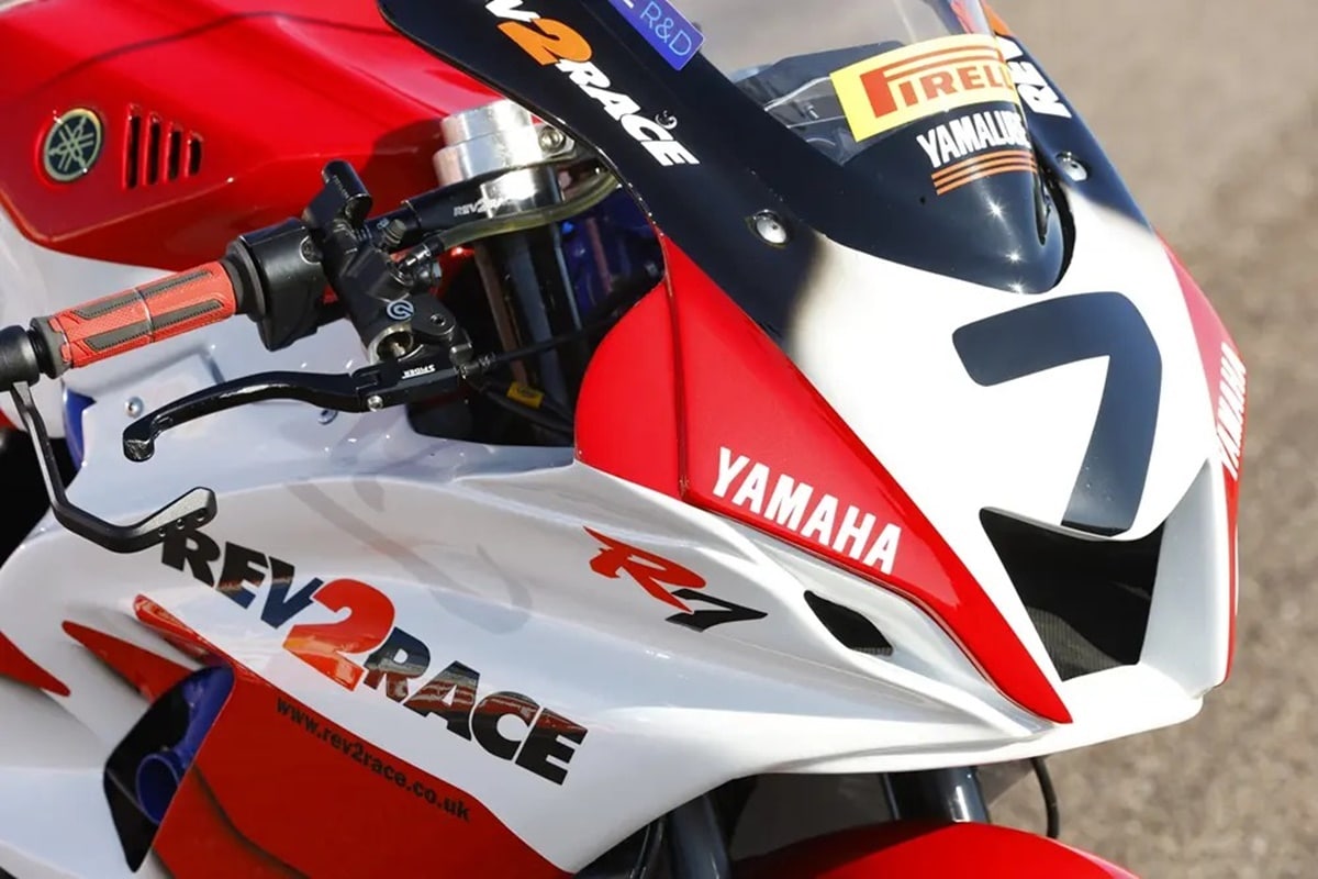 YZF R7 del Rev2Race Team: Los icónicos colores 70 Aniversario de Yamaha regresan a la competición