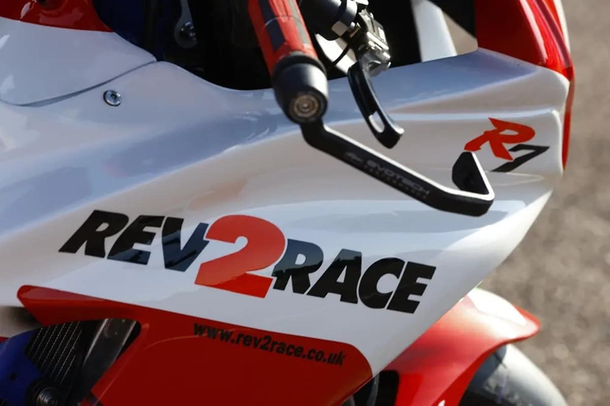 YZF R7 del Rev2Race Team: Los icónicos colores 70 Aniversario de Yamaha regresan a la competición