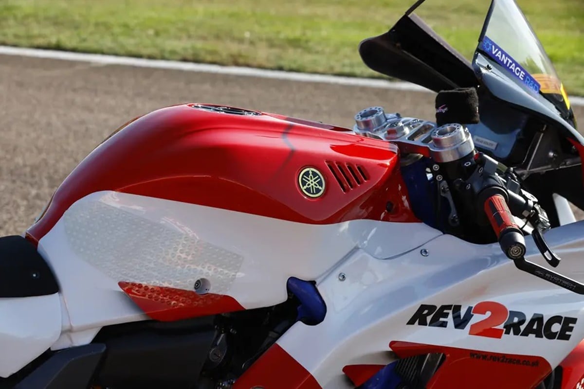 YZF R7 del Rev2Race Team: Los icónicos colores 70 Aniversario de Yamaha regresan a la competición