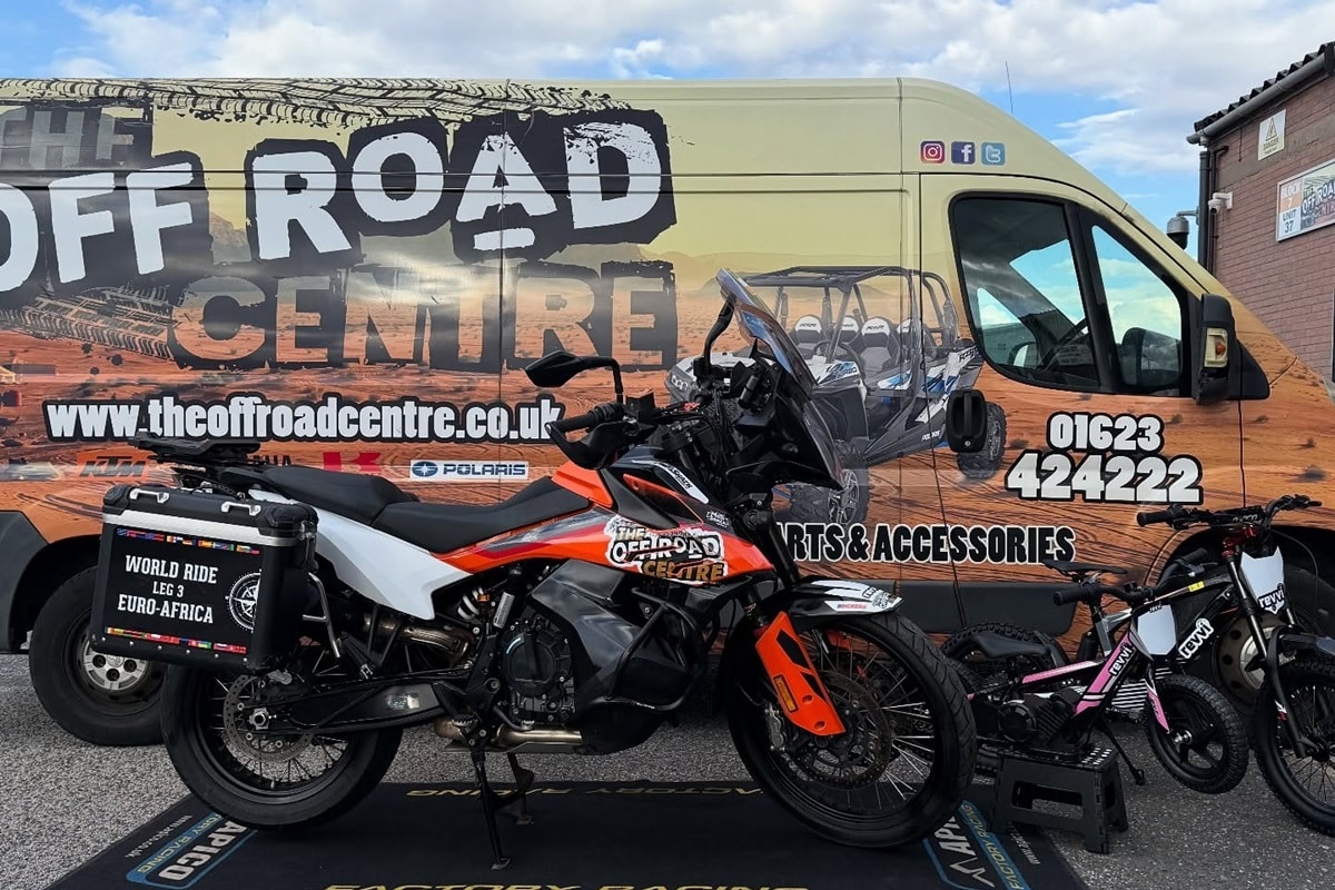 Yogesh Alekari, un influencer indio al que le robaron su moto y pertenencias en U.K., recibe una 790 Adventure de regalo de parte de un C.O. del país