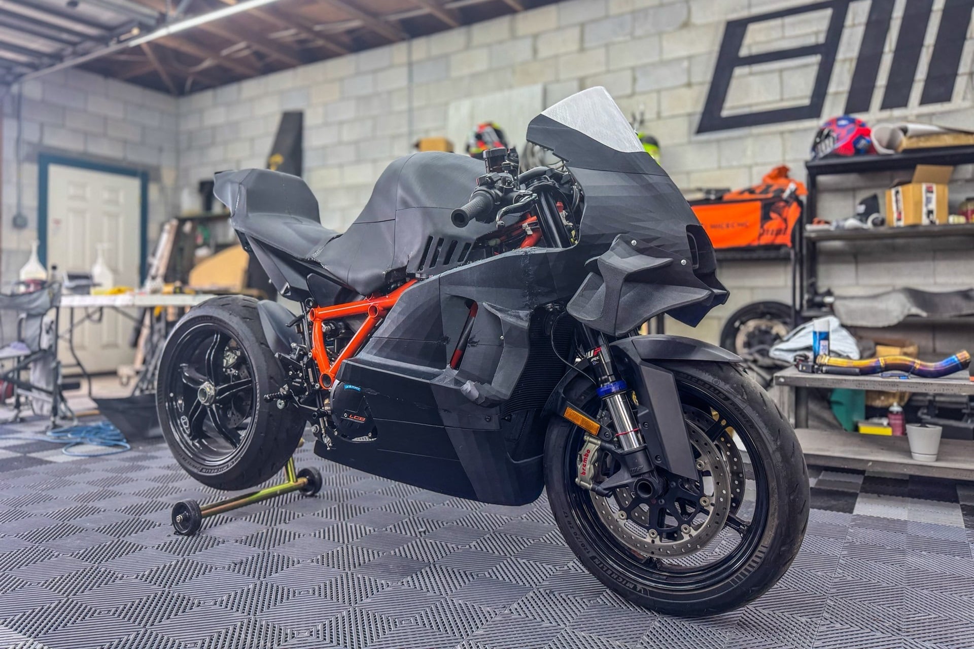 Proyecto RC16: ¿Se puede convertir una KTM 1390 Super Duke R en una réplica de MotoGP?...