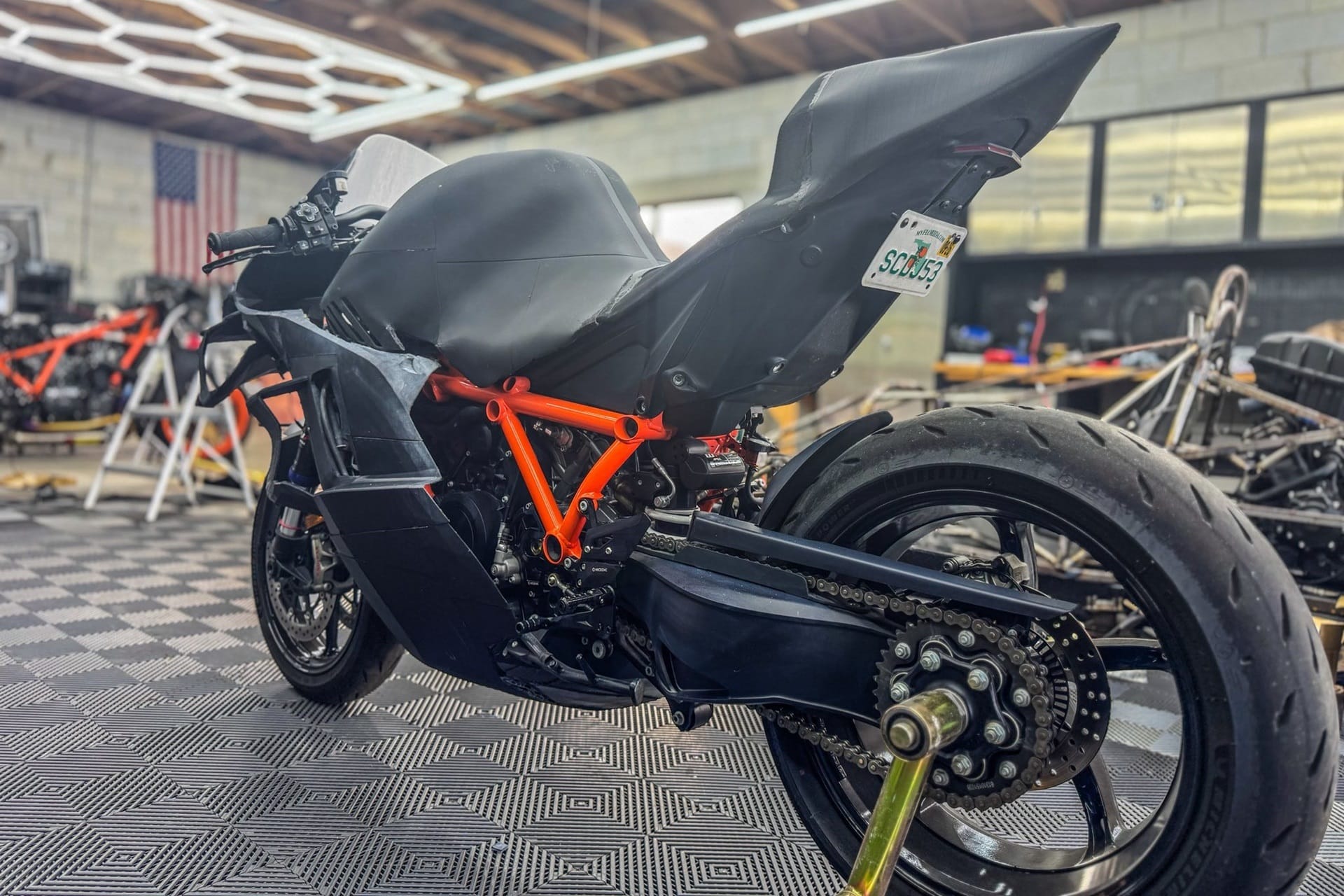 Proyecto RC16: ¿Se puede convertir una KTM 1390 Super Duke R en una réplica de MotoGP?...