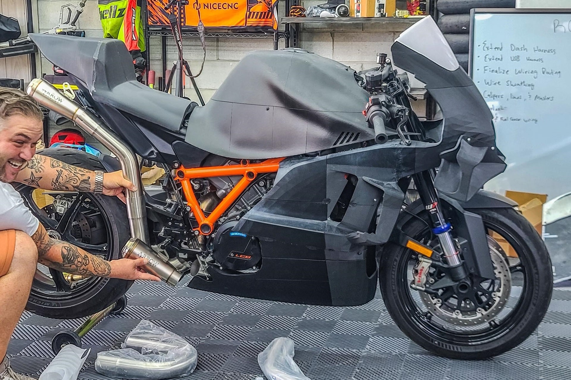 Proyecto RC16: ¿Se puede convertir una KTM 1390 Super Duke R en una réplica de MotoGP?...