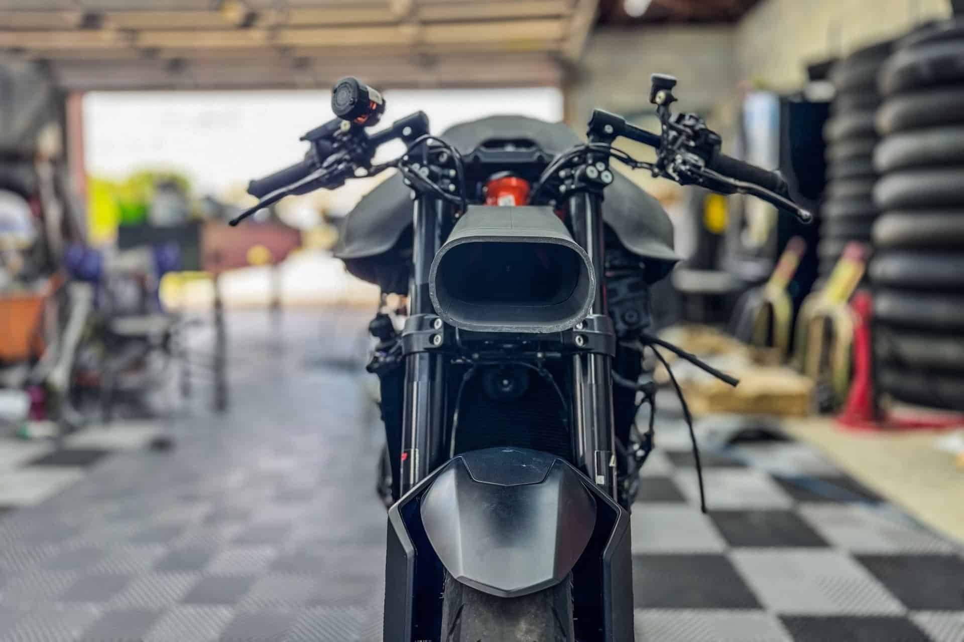Proyecto RC16: ¿Se puede convertir una KTM 1390 Super Duke R en una réplica de MotoGP?...