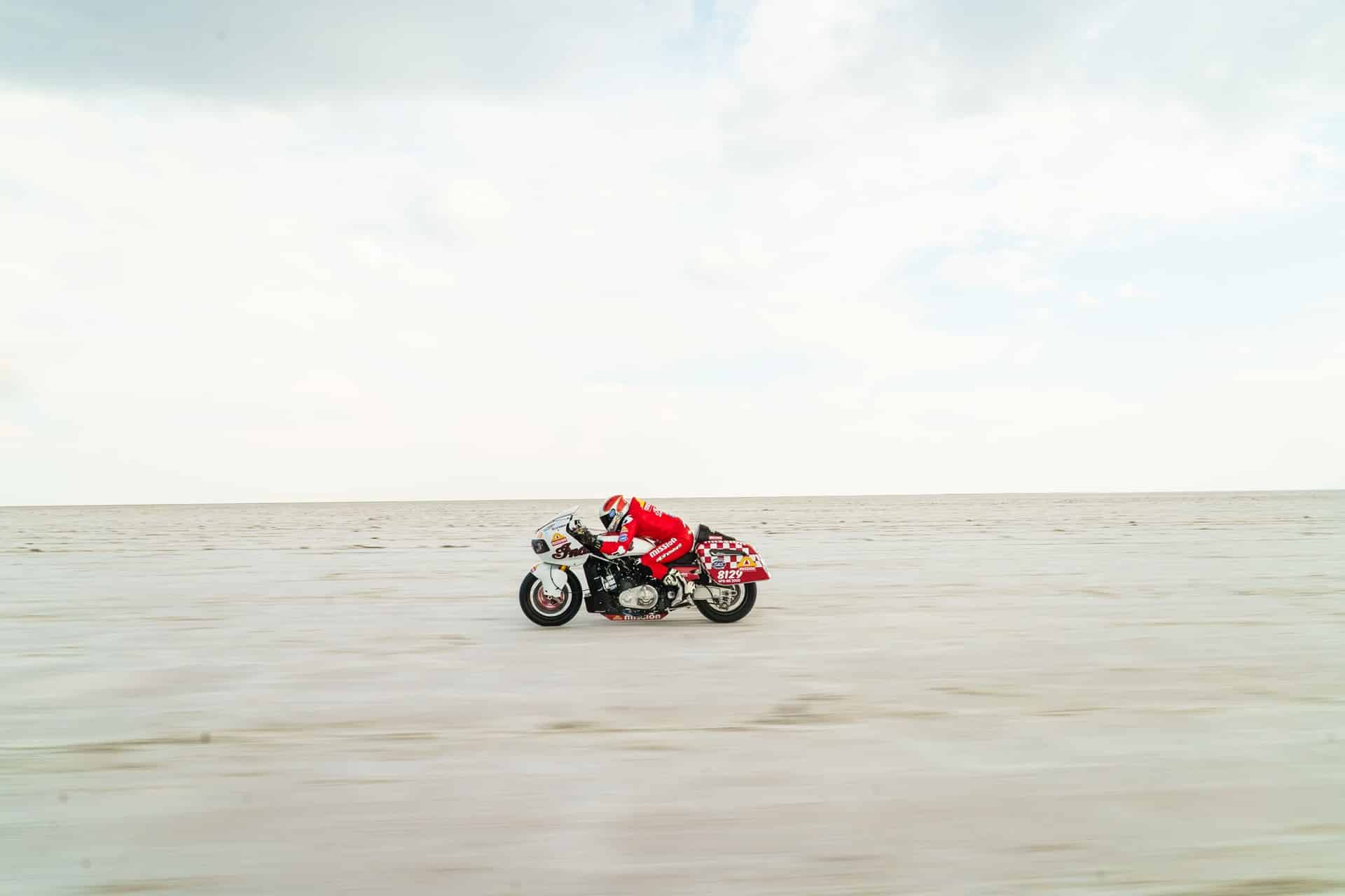 Tyler O'Hara a bordo de la Indian Challenger establece un nuevo récord de velocidad en las Salinas de Bonneville