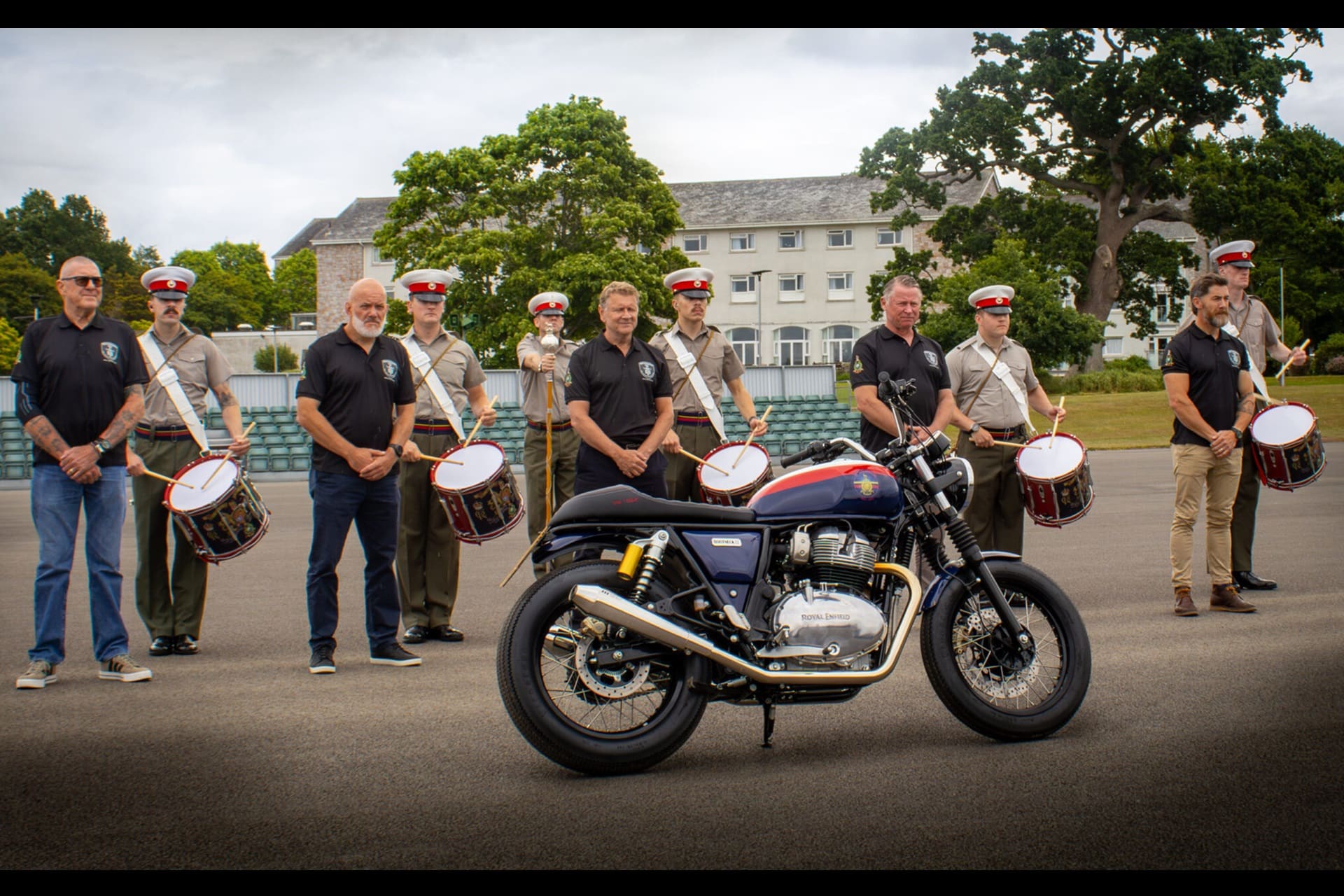 Cuatro miembros la Reserva de los Royal Marines londinense y una Interceptor 650 protagonizan “El paseo de la Hermandad”