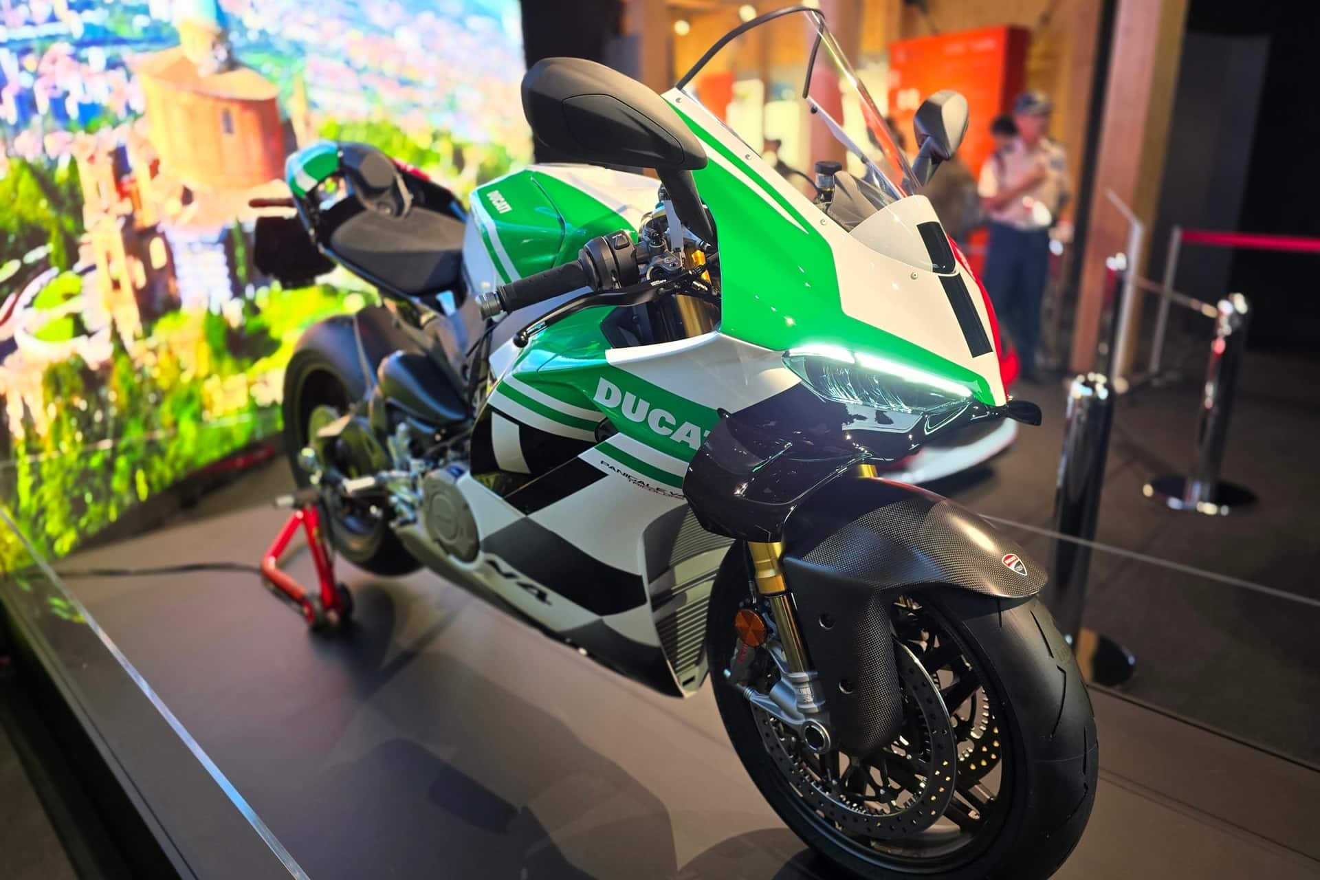 Ducati exhibe su Panigale V4 Tricolore el Pabellón de Italia con motivo de la Expo de Osaka 2025