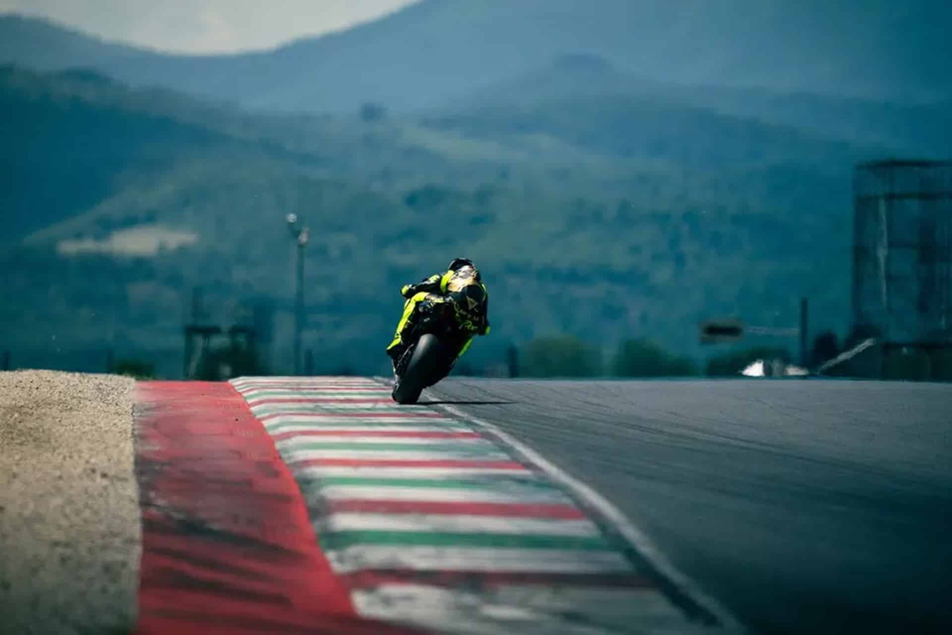 Dainese dona a UNICEF el Kit Soleluna Vale46 Anniversario n.° 1/46 usado por Rossi en un entrenamiento en Mugello el pasado mes de mayo