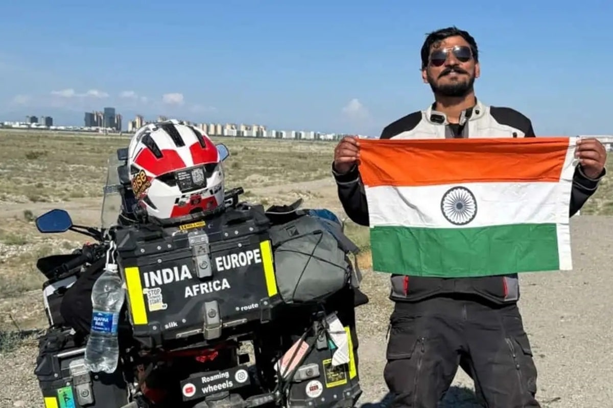 Yogesh Alekari, un influencer indio al que le robaron su moto y pertenencias en U.K., recibe una 790 Adventure de regalo de parte de un C.O. del país