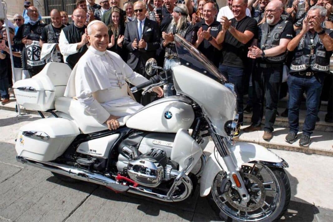 León XIV se baja del Papamóvil para subirse a una BMW