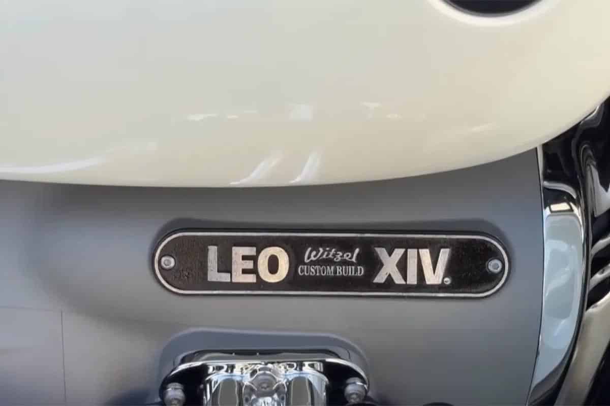 León XIV se baja del Papamóvil para subirse a una BMW