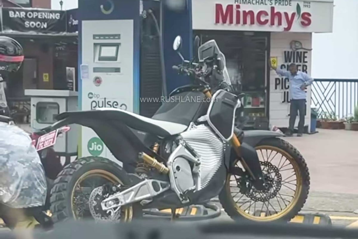 Avistada nueva Royal Enfield Himalayan Electric “en pleno repostaje”